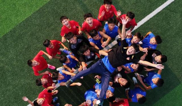 关于球队的奋力拼搏引发观众掌声的信息