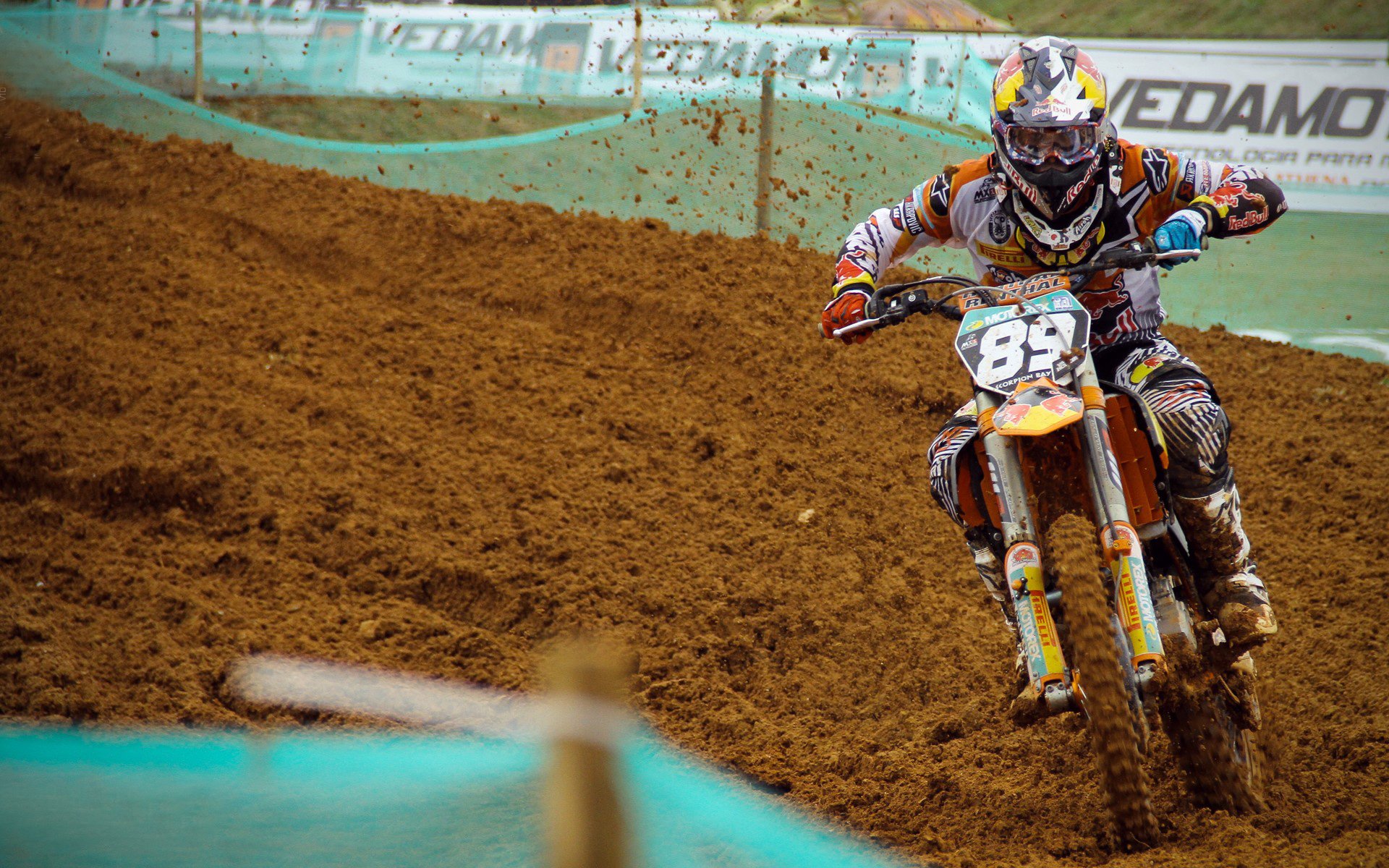 跨界传奇，当库尔图瓦接管F1赛道，美国车队险胜背后的隐喻